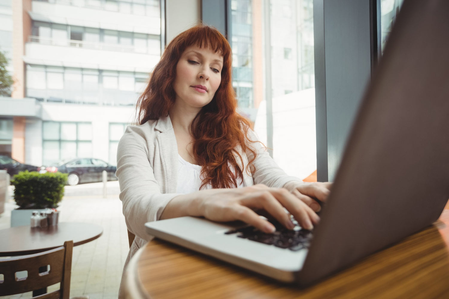 mujer computador digitalizando